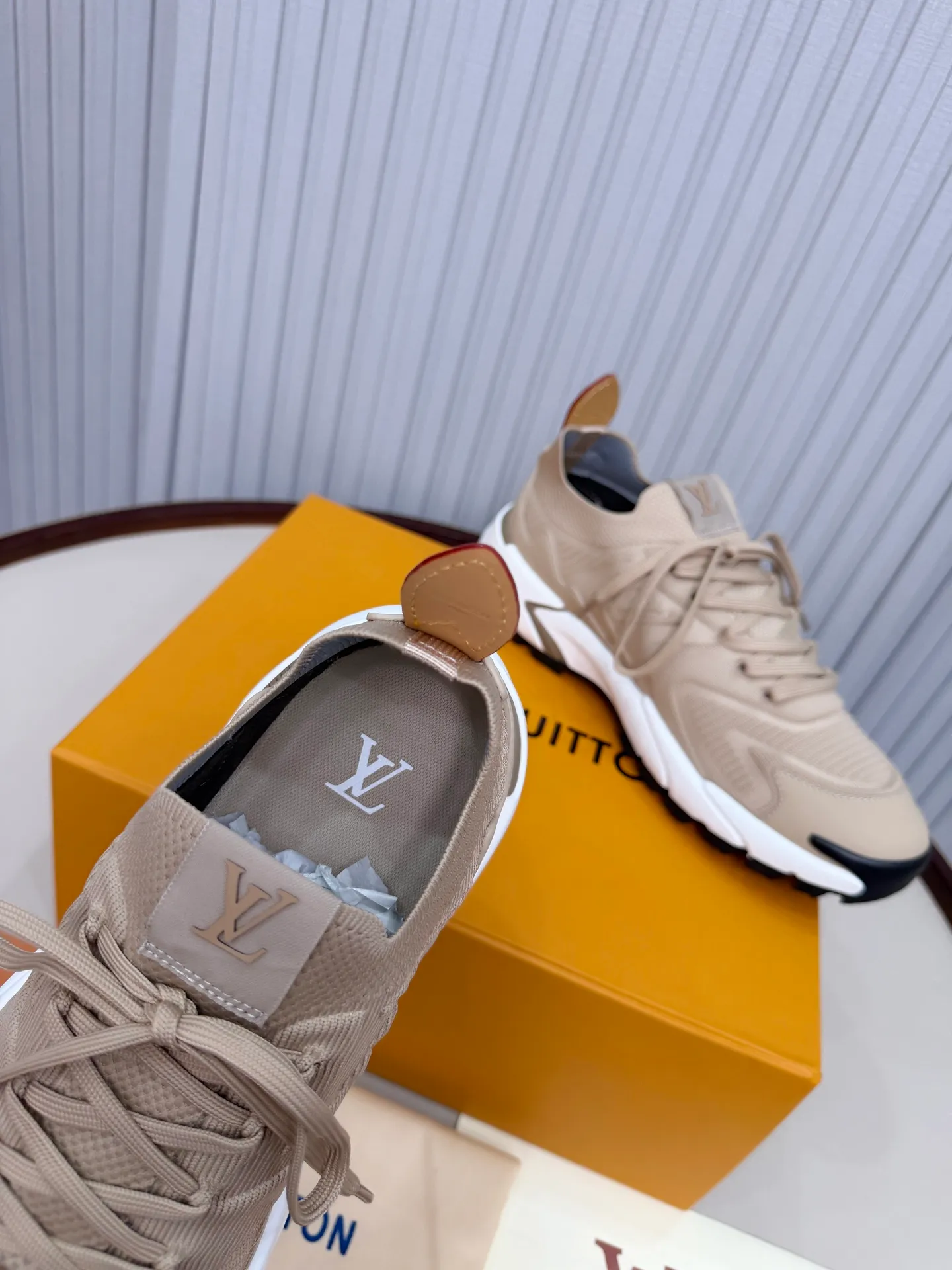 Men's men's shoes pP640! Top version LV Louis Vuitton L Jialu brand Runner Tatic series thick-soled casual sports shoes running shoes original purchase development and production This LV Runner Tatic sports shoe combines fly woven fabric material to interpret the inspiration of traditional mountaineering shoes. The LV letters are written on one side, the Louis Vuitton logo, and the light and wear-resistant rubber outsole complete the whole package. The delivery counter is exquisitely packaged🛍📦 ▪️Fabrics: Original imported custom fly-knit fabric ▪️Inner lining: Original custom-made breathable mesh ▪️Sole: Original molded anti-slip rubber combination material ▪️Sole thickness: 4CM ▪️Size: Men's 39-45